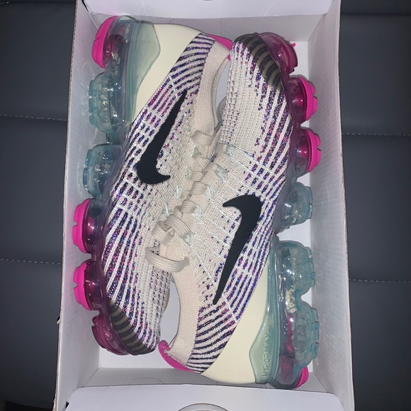 Nike Shoes - Women's Nike Air VaporMax Flyknit 3 US 8